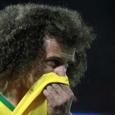 Brazils David Luiz gestures during the Russia 2018 FIFA World Cup South American qualifier match against Chile, in Santiago, on October 18, 2015.    AFP PHOTO / CLAUDIO REYES