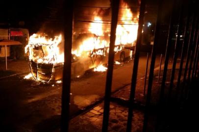 Ônibus é incendiado no bairro Itu Sabará