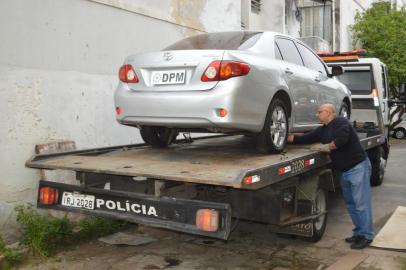 Polícia de Novo Hamburgo apreendeu Corolla dirigido pelo suspeito de atirar contra carro de mulher com dois filhos na frente do prédio onde a família mora, na cidade do Vale do Sinos. Ana Cristina Nalovaiko e um dos filhos, de 12 anos, foram feridos pela mesma bala. Suspeito é um pintor de 36 anos, conhecido como Cowboy, que já tem condenação por homicídio, está com prisão temporária decretada, e teve pedida prisão preventiva.