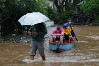  SÃO SEBASTIÃO DO CAÍ-RS-BRASIL- 08/10/2015- Enchente deixa população ribeirinha de São Sebastião do Caí desabrigada.   FOTO FERNANDO GOMES/ZERO HORA.