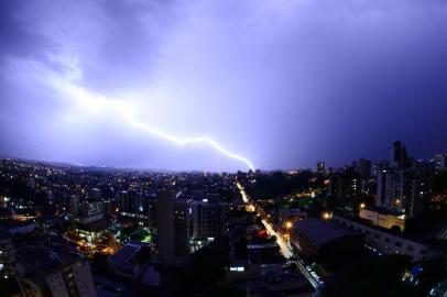  PASSO FUNDO, RS, BRASIL - Raios rasgam a noite de Passo Fundo.Indexador:                                 