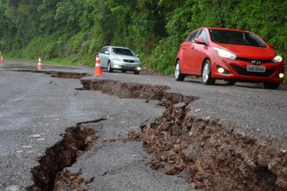  WESFÁLIA, RS, BRASIL 09/10/2015 - No trecho localizado na Linha Paissandu no município de Westfália o asfalto cedeu devido as fortes chuvas no estado.Quase 100 metros de cratera. (FOTO:RODRIGO MARTINI, AGÊNCIA RBS)