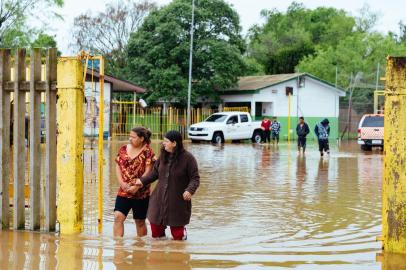  PORTO ALEGRE, RS, BRASIL, 11/10/2015 : A Escola Estadual de Ensino Fundamental Alvarenga Peixoto, para onde foram levadas as famílias da Ilha Grande dos Marinheiros, também acabou alagada em razão do aumento do nível do Guaíba. Como consequência, as pessoas alojadas no local terão de ser removidas para o Ginásio Tesourinha neste domingo. (Omar Freitas/Agência RBS)Indexador: Omar Freitas