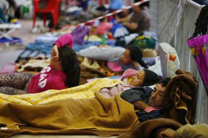  PORTO ALEGRE, RS, BRASIL, 11-10-2015: Desabrigados pela enchente na região das ilhas são alojados no Ginásio Tesourinha, em Porto Alegre (FOTO FÉLIX ZUCCO/AGÊNCIA RBS, Editoria de Notícias).