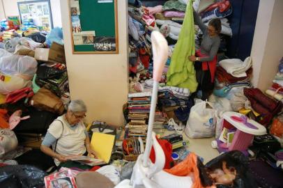  PORTO ALEGRE, RS, BRASIL, 11/10/2015: Festa e doações de brinquedos fizeram a alegria das crianças dos desabrigados acolhidos no Ginário Tesourinha. (Foto: Carlos Macedo/ Agência RBS)