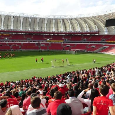 Diretoria do Inter convocou os torcedores a comparecerem ao treino aberto, à tarde, no Beira-Rio, mediante doação de alimentos não perecíveis e roupas para auxiliar as vítimas das enchentes no Rio Grande do Sul.