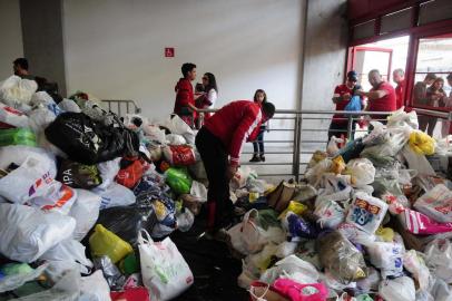 Diretoria do Inter convocou os torcedores a comparecerem ao treino aberto, à tarde, no Beira-Rio, mediante doação de alimentos não perecíveis e roupas para auxiliar as vítimas das enchentes no Rio Grande do Sul. 