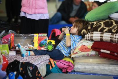  PORTO ALEGRE, RS, BRASIL, 11/10/2015: Festa e doações de brinquedos fizeram a alegria das crianças dos desabrigados acolhidos no Ginário Tesourinha. (Foto: Carlos Macedo/ Agência RBS)