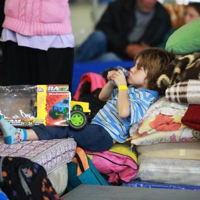  PORTO ALEGRE, RS, BRASIL, 11/10/2015: Festa e doações de brinquedos fizeram a alegria das crianças dos desabrigados acolhidos no Ginário Tesourinha. (Foto: Carlos Macedo/ Agência RBS)