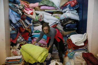  PORTO ALEGRE, RS, BRASIL, 11/10/2015: Festa e doações de brinquedos fizeram a alegria das crianças dos desabrigados acolhidos no Ginário Tesourinha. (Foto: Carlos Macedo/ Agência RBS)