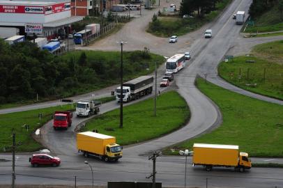  GARIBALDI, RS, BRASIL, 02/10/2015 - Serra Imobilizada - RSC-453, entre Farroupilha e o Trevo da Telasul (entroncamento com a BR-470, em Bento Gonçalves), sofre com buracos, má sinalização e pista simples, com raros trechos de terceira faixa. Na foto, o trevo da Telasul. (JONAS RAMOS/AGÊNCIA RBS)Indexador: JONAS RAMOS                     