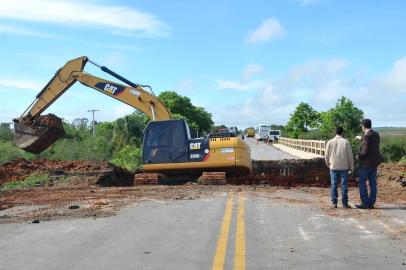  SANTA MARIA, RS, BRASIL, 13/10/2015  Nesta terça-feira, pelo menos duas rodovias da Região Central continuam totalmente bloqueadas em função da chuvarada. Uma delas é a BR-392, que passa por manutenção na cabeceira de uma de suas pontes sobre o Passo do Arenal, e deve seguir bloqueada nesta terça-feira, enquanto o Dnit faz o conserto. (FOTO JEAN PIMENTEL / AGÊNCIA RBS)