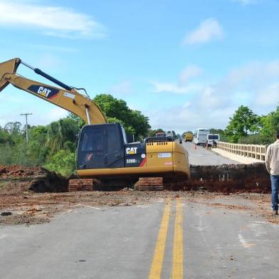  SANTA MARIA, RS, BRASIL, 13/10/2015  Nesta terça-feira, pelo menos duas rodovias da Região Central continuam totalmente bloqueadas em função da chuvarada. Uma delas é a BR-392, que passa por manutenção na cabeceira de uma de suas pontes sobre o Passo do Arenal, e deve seguir bloqueada nesta terça-feira, enquanto o Dnit faz o conserto. (FOTO JEAN PIMENTEL / AGÊNCIA RBS)