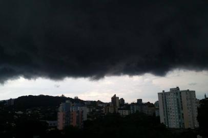 O mau tempo voltou a castigar o Estado no meio da tarde desta quarta-feira, causando apreensão nos moradores de áreas ribeirinhas. Também é motivo de preocupação a previsão do tempo para a quinta-feira. Segundo a Defesa Civil, há possibilidade de chuva intensa, com risco de alagamentos, descargas elétricas e queda de granizo. Os maiores volumes ficarão concentrados na Região Central, no Planalto, na Serra e na Fronteira Oeste.