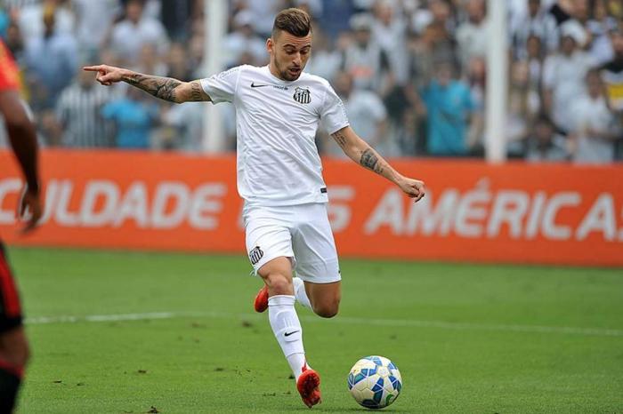 Santos, 31/5/2015: O meio Lucas Lima, do Santos, prepara chute na partida em que o time da Vila Belmiro empatou em casa com o Sport em 2 a 2, válida pelo Brasileirão. 