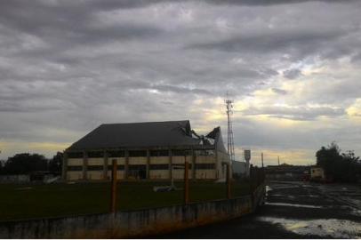 Vento forte e chuva destruíram telhado do ginásio em Santa Maria