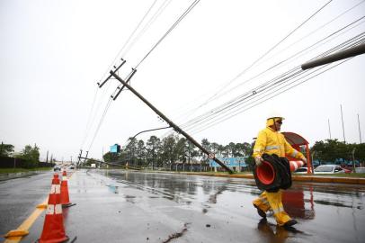  CANOAS, RS, BRASIL - 15-10-2015 - Sete postes caídos ao longo de 300 metros na Avenida Guilherme Shell em Canoas (FOTO: FÉLIX ZUCCO/AGÊNCIA RBS)