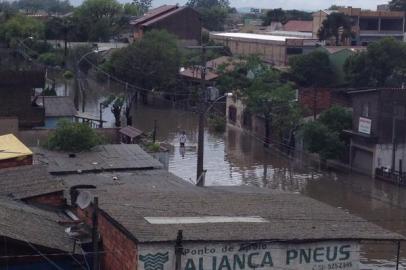 enchente no bairro Niterói, em Canoas 