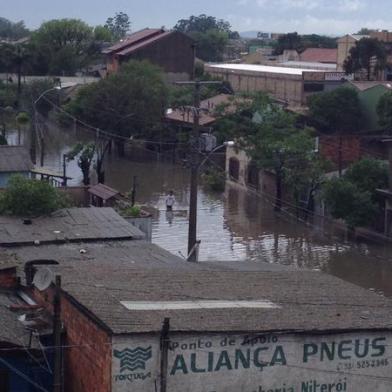 enchente no bairro Niterói, em Canoas 