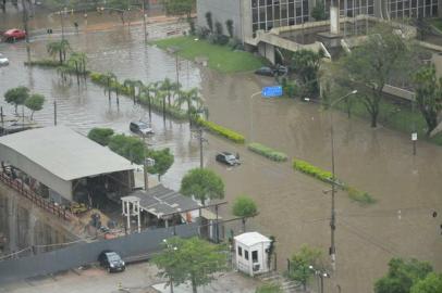 Chuva alagou a Av. Aureliano de Figueiredo Pinto, em frente à sede do Ministério Público