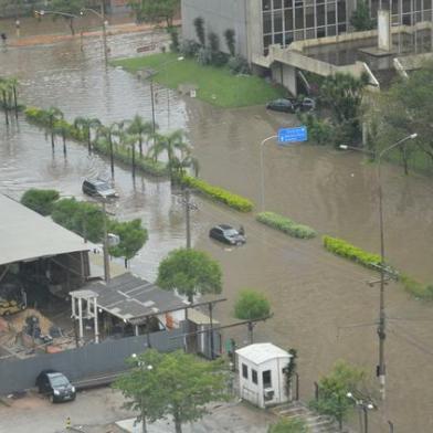 Chuva alagou a Av. Aureliano de Figueiredo Pinto, em frente à sede do Ministério Público