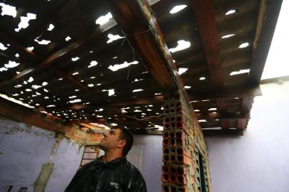  CANOAS, RS, BRASIL - 15-10-2015 - Chuva espalha prejuízo pela cidade, bairro Rio Branco (FOTO: FÉLIX ZUCCO/AGÊNCIA RBS)