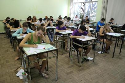  PORTO ALEGRE-RS-BRASIL- 04/01/2015- Começou o vestibular 2015 da Universidade Federal do Rio Grande do Sul em Porto Alegre, Bento Gonçalves, Imbé e Tramandaí. Candidatos fizeram a prova no Colégio Júlio de Castihos,  em Porto Alegre.  FOTO FERNANDO GOMES/ ZERO HORA.