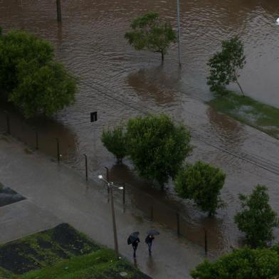  Porto Alegre/RS - Brasil - 15/10/2015 - Devido as fortes chuvas que cairam em Porto Alegre a avenida Aureliano de Figueiredo Pinto ficou completamente alagada na manhã desta quinta (15/10).Indexador: Diego Vara