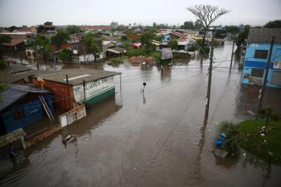  CANOAS, RS, BRASIL, 15/10/2015- Enchente causa estragos em Niterói, Canoas. (FOTO: FÉLIZ ZUCCO/ AGENCIA RBS).