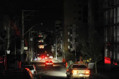  SANTA MARIA, RS, BRASIL, 15-10-2015.Quedas de postes de energia e de redes de distribuição afetaram em cheio o abastecimento de energia elétrica na região da concessionária AES Sul. FOTO: GERMANO RORATO/AGÊNCIA RBS, GERAL