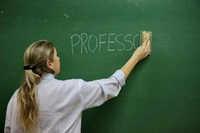  PORTO ALEGRE, RS, BRASIL, 07-10-2015:  Paula Burst, professora de Química na Escola Estadual de Ensino Médio Prof. Alcides Cunha, bairro Protásio Alves). Ela é uma das resistentes do concurso de 2005 para professor do Estado. No entanto, desmotivada com a educação e o baixo salário a professora pensa em deixar as salas de aula. (Foto: Carlos Macedo/Agência RBS)