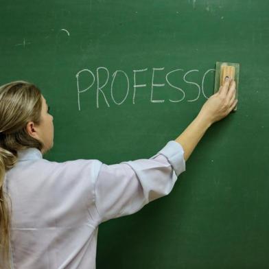  PORTO ALEGRE, RS, BRASIL, 07-10-2015:  Paula Burst, professora de Química na Escola Estadual de Ensino Médio Prof. Alcides Cunha, bairro Protásio Alves). Ela é uma das resistentes do concurso de 2005 para professor do Estado. No entanto, desmotivada com a educação e o baixo salário a professora pensa em deixar as salas de aula. (Foto: Carlos Macedo/Agência RBS)