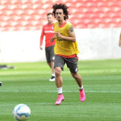  Porto Alegre 16/10/2015  Treino do inter para enfrentear o flamengo Valdivia  volante do inter // credito //Luiz Armando Vaz