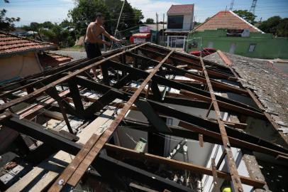  CANOAS, RS, BRASIL, 16/10/2015: Rescaldo do temporal e do granizo em Canoas. (Foto: Carlos Macedo/Agência RBS)