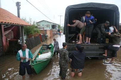 Exército reforça socorro aos atingidos pelas cheias nas ilhas de Porto Alegre