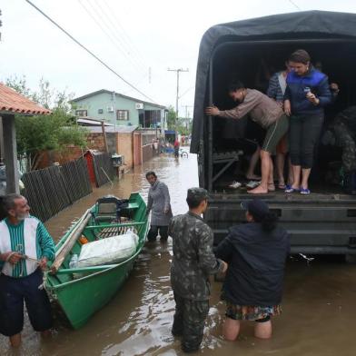 Exército reforça socorro aos atingidos pelas cheias nas ilhas de Porto Alegre