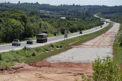  

TAPES, RS, BRASIL 16/10/2015 - As fotos mostram as obras paralisadas na BR-116. O lote mais proxímo vai do Km 351 ao Km 373. (FOTO: FERNANDO GOMES, AGÊNCIA RBS).