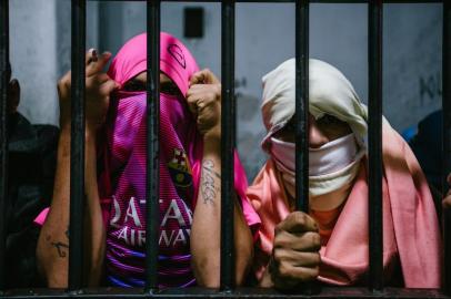  PORTO ALEGRE, RS, BRASIL, 19/10/2015 : Presos são mantidos em delegacias de Porto Alegre e Região Metropolitana devido à superlotação do Presídio Central. (Omar Freitas/Agência RBS)Indexador: Omar Freitas