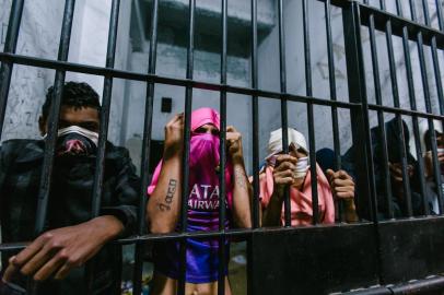  PORTO ALEGRE, RS, BRASIL, 19/10/2015 : Presos são mantidos em delegacias de Porto Alegre e Região Metropolitana devido à superlotação do Presídio Central. (Omar Freitas/Agência RBS)Indexador: Omar Freitas