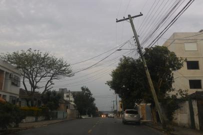 Vento causa estragos e aumenta para 9 mil número de casas sem luz em Santa Maria