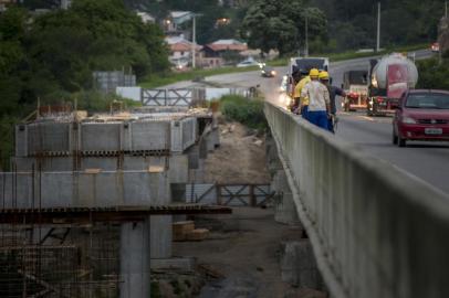  TUBARÃO, SC, BRASIL, 20-10-2015: Obras da BR-101 em Tubarão, no acesso ao túnel do Morro do Formigão.