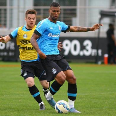 RS - FUTEBOL/TREINO GREMIO  - ESPORTES - Jogadores do Grêmio realizam treino durante a manha desta sexta-feira no Centro de Treinamentos Luiz Carvalho, na preparacao para o Campeonato Brasileiro 2015. FOTO: LUCAS UEBEL/GREMIO FBPA. No lance, Ramiro e Walace.