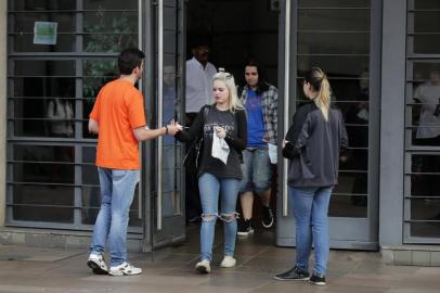 PORTO ALEGRE, RIO GRANDE DO SUL, 24/10/2015. Primeiros candidatos deixam a PUCRS às 15h30. Enem só permite que candidatos saiam duas horas depois do início das provas. André Ávila, Agência RBS.