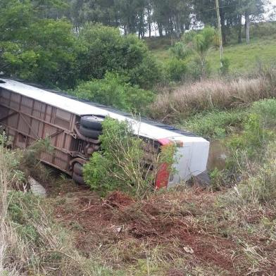 Ônibus tomba na BR-287, em São Vicente do Sul. Seis pessoas ficaram feridas