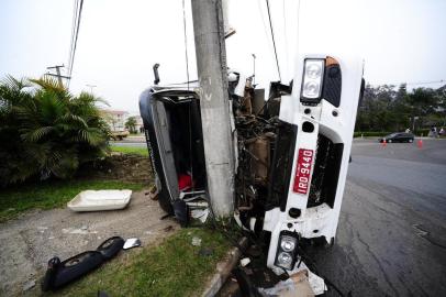 Caminhão tomba na avenida Edgar Pires de Castro, na zona sul de Porto Alegre