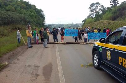 Índios bloqueiam BR-285