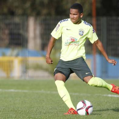 Rogério, lateral-esquerdo do Inter, é titular na Seleção Brasileira sub-17 diante da Nova Zelândia nesta quarta