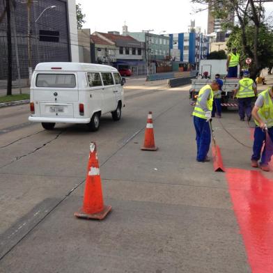 Obras da ciclofaixa na Av. Érico Veríssimo