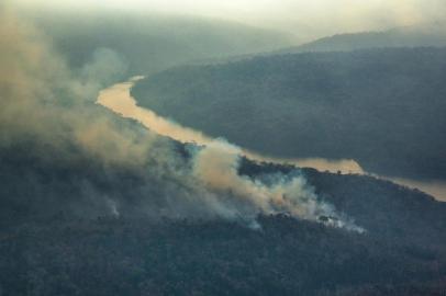 Forest fires in the Indigenous Land ArariboiaIncêndio florestal na Terra Indígena ArariboiaAlliance between Guajajara people from the Arariboia Indigenous Land and firefighters from Maranhão state, in Brazil, tries to stop the fire on the most conserved part of the forest within the territory. On the site also live about 80 Awá-Guajá isolated people, who are threatened by the fire, the largest ever recorded in indigenous lands in Brazil. About 45% of 413,000 hectares of land have been destroyed. The lack of an effective policy to protect indigenous lands allows illegal logging and increases the risk that fires like this can happen in other lands, since the degradation caused by illegal logging makes the forests vulnerable to fire. In this photo, Sgt Fernando Cardoso, from the General Command of the Fire Brigade of Maranhão. October 25th, 2015. Photo: Marizilda Cruppe / Greenpeace.Aliança entre índios Guajajara da Terra Indígena Arariboia e bombeiros do Maranhão tenta impedir que o fogo avance sobre a parte mais conservada de floresta dentro do território. No local, vivem também cerca de 80 Awá-Guajá isolados, que estão ameaçados pelo fogo. O incêndio dura dois meses e é o maior já registrado em terras indígenas no Brasil. Cerca de 45% dos 413 mil hectares do território foram destruídos. A falta de uma política eficaz de proteção das terras indígenas permite o roubo de madeira e aumenta o risco de que incêndios como esse possam se repetir em outras terras, já que a degradação causada pela atividade madeireira ilegal torna a floresta vulnerável ao fogo. Na foto, Sgt Fernando Cardoso, do Comando-Geral do Corpo de Bombeiros do Maranhão. 25 de outubro de 2015. Foto: Marizilda Cruppe / Greenpeace.Indexador: Marizilda Cruppe