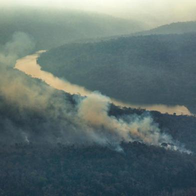 Forest fires in the Indigenous Land ArariboiaIncêndio florestal na Terra Indígena ArariboiaAlliance between Guajajara people from the Arariboia Indigenous Land and firefighters from Maranhão state, in Brazil, tries to stop the fire on the most conserved part of the forest within the territory. On the site also live about 80 Awá-Guajá isolated people, who are threatened by the fire, the largest ever recorded in indigenous lands in Brazil. About 45% of 413,000 hectares of land have been destroyed. The lack of an effective policy to protect indigenous lands allows illegal logging and increases the risk that fires like this can happen in other lands, since the degradation caused by illegal logging makes the forests vulnerable to fire. In this photo, Sgt Fernando Cardoso, from the General Command of the Fire Brigade of Maranhão. October 25th, 2015. Photo: Marizilda Cruppe / Greenpeace.Aliança entre índios Guajajara da Terra Indígena Arariboia e bombeiros do Maranhão tenta impedir que o fogo avance sobre a parte mais conservada de floresta dentro do território. No local, vivem também cerca de 80 Awá-Guajá isolados, que estão ameaçados pelo fogo. O incêndio dura dois meses e é o maior já registrado em terras indígenas no Brasil. Cerca de 45% dos 413 mil hectares do território foram destruídos. A falta de uma política eficaz de proteção das terras indígenas permite o roubo de madeira e aumenta o risco de que incêndios como esse possam se repetir em outras terras, já que a degradação causada pela atividade madeireira ilegal torna a floresta vulnerável ao fogo. Na foto, Sgt Fernando Cardoso, do Comando-Geral do Corpo de Bombeiros do Maranhão. 25 de outubro de 2015. Foto: Marizilda Cruppe / Greenpeace.Indexador: Marizilda Cruppe